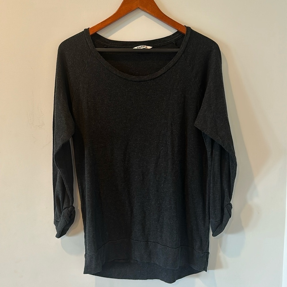 TNA Aritzia 3/4 Sleeve Dark Gray Sweatshirt Scoop Neck High-Low Top size Medium